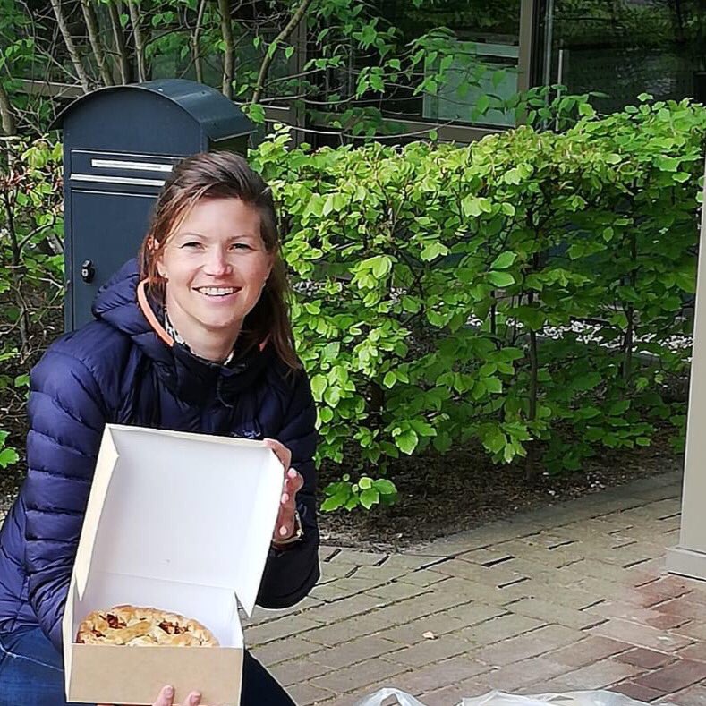 BethanieEde's tweet photo. Overheerlijke appeltaart voor bewoners en medewerkers. Wat heerlijk! Bedankt @jciede voor dit mooie gebaar. #daslief https://t.co/TWsg0GlSqz