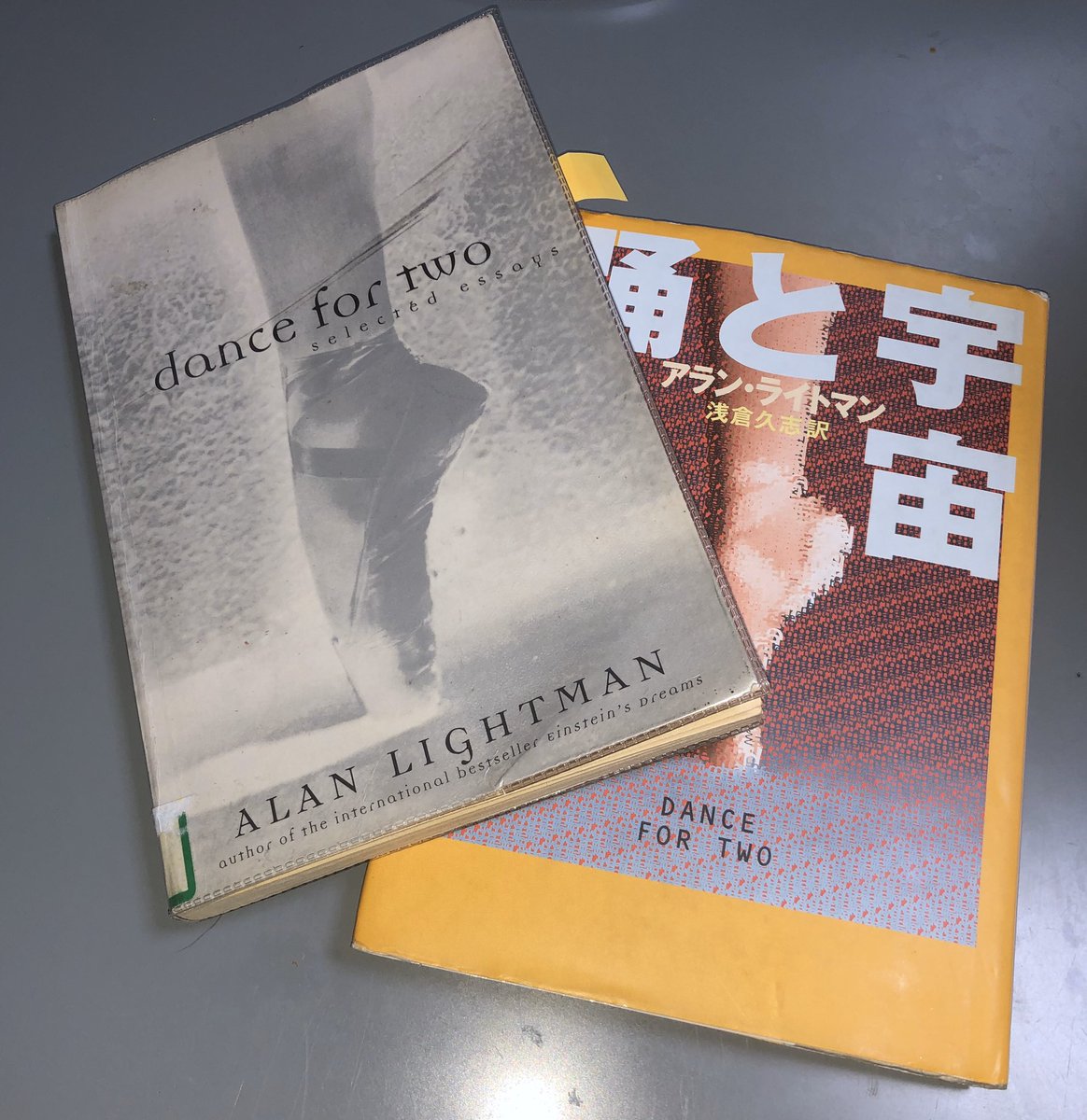 nagaru_hajime's tweet photo. Takramの渡邉さんがラジオなどで紹介してた物理学者/詩人のAlan Lightmanの詩集”宇宙と踊る”の”微笑み/smile”に感激して原本も買っちゃった。
光の粒子が細胞を刺激して反応するまでの文章とか素敵なんですよね。専門部位の例えも超わかりやすい。
#alanlightman #宇宙と踊る #dancefortwo https://t.co/pLBoVykXui