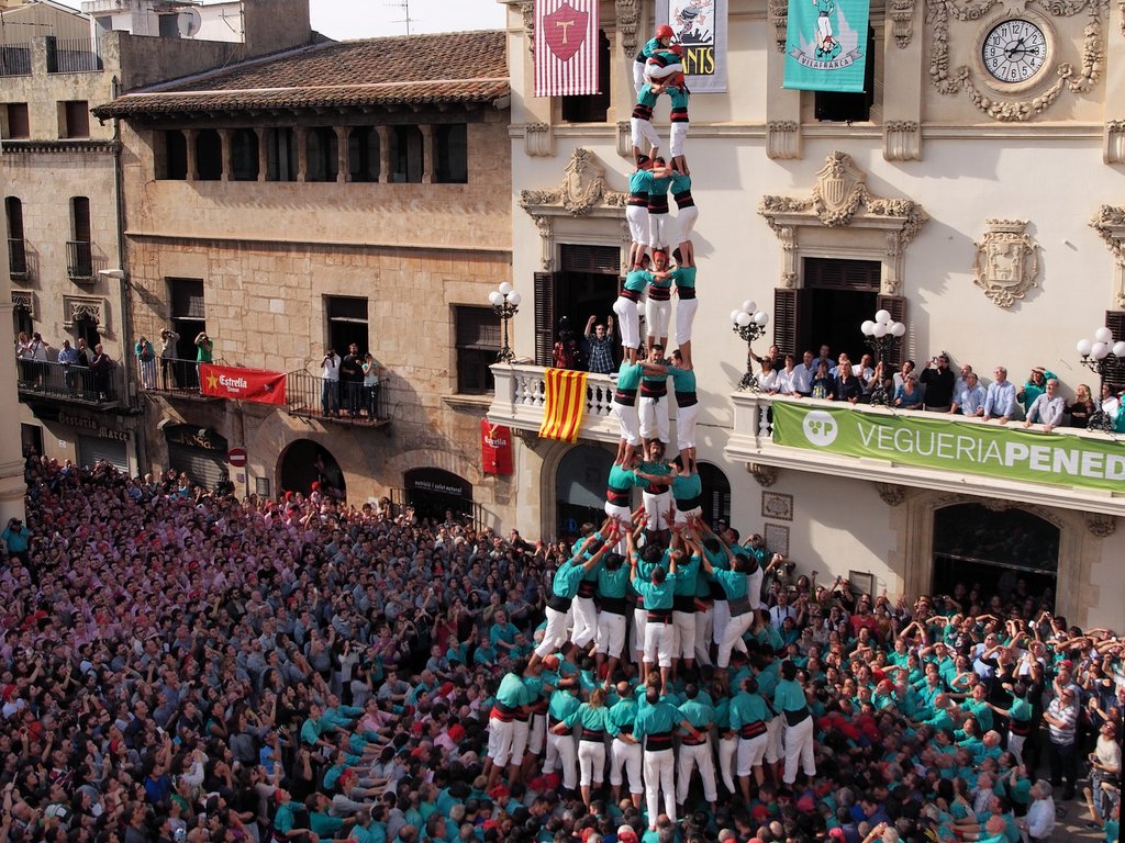 Me envían esta foto de Cataluña. Ha salido tanta gente a la calle a la vez que se han tenido que subir unos encima de otros.