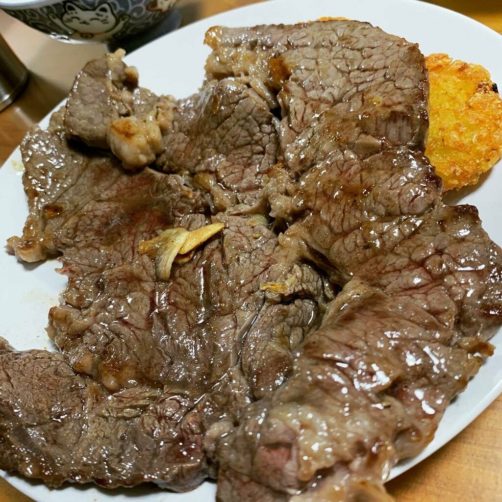 ゆたかちひろ Sur Twitter コストコの焼肉用プライムビーフ肩ロースどう見てもステーキ肉なので旦那がステーキにしてくれた 皿に収まらないwグラム168円とか いやいや 美味しすぎるて 3倍の値段でもお買い得だねと思う味 コストコ プライムビーフ T Co