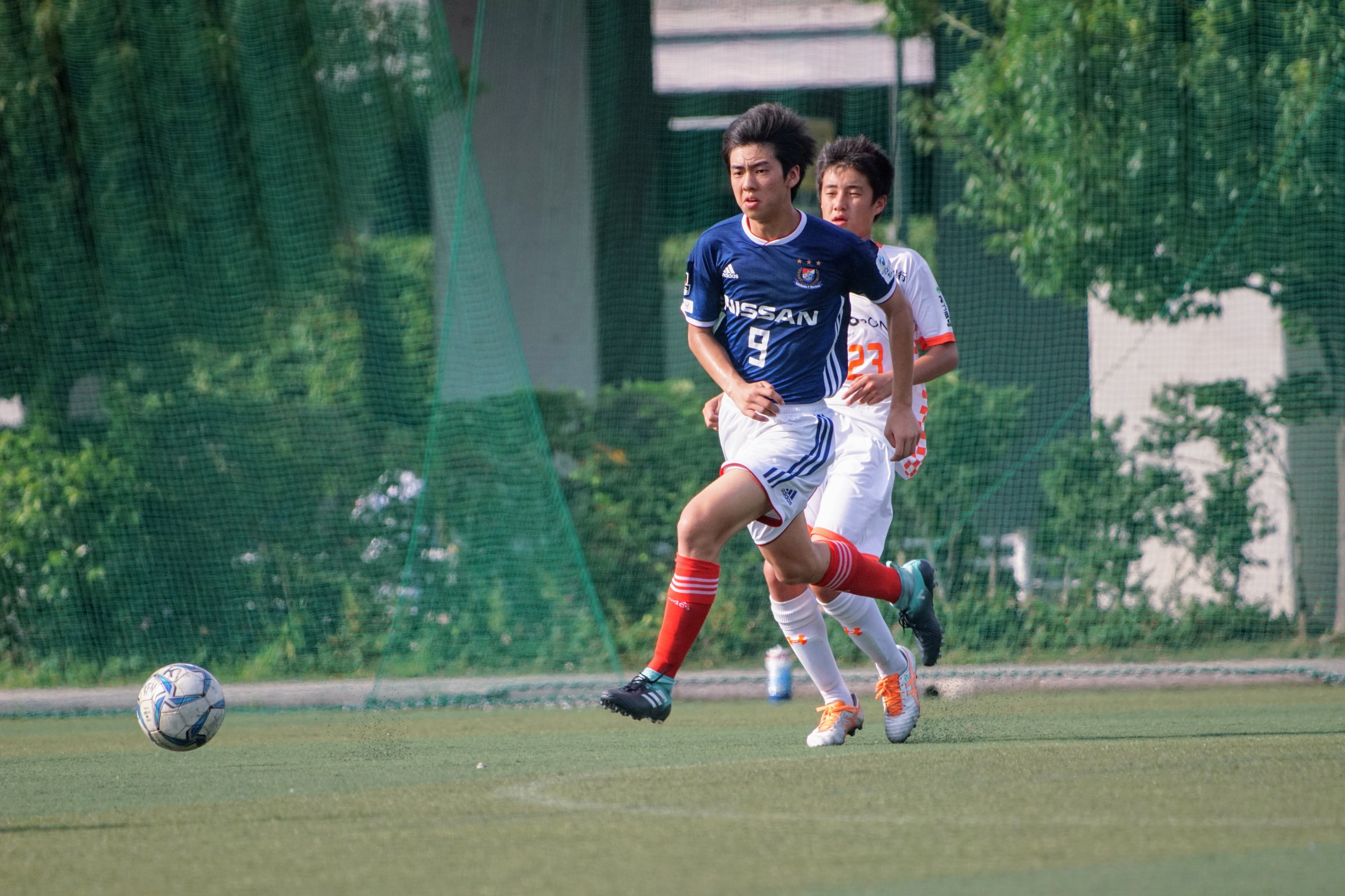 ハチ サッカー写真 マリノスユース選手紹介 32日目 No 23 Cf 内海 碧斗 2年生 スピードを活かした裏抜けが1番の持ち味であり ゴール前での得点感覚に優れ多彩な得点パターンを持つストライカー また身長181cmというサイズを活かしたポスト