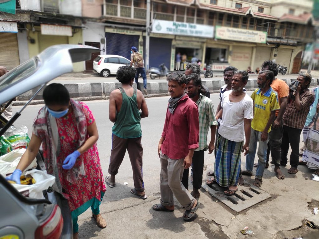 VlKAS_PR0NAM0's tweet photo. This morning we distributed 250 #pronamo masks to the vegetable vendors and #ghmcworkers in #hyderabad along with food distribution to 100 people
#MaskForce
#seva4society #ghmc #dailywagers #helptheneedy https://t.co/bhlmPPxXOD