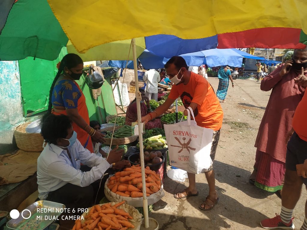 VlKAS_PR0NAM0's tweet photo. This morning we distributed 250 #pronamo masks to the vegetable vendors and #ghmcworkers in #hyderabad along with food distribution to 100 people
#MaskForce
#seva4society #ghmc #dailywagers #helptheneedy https://t.co/bhlmPPxXOD