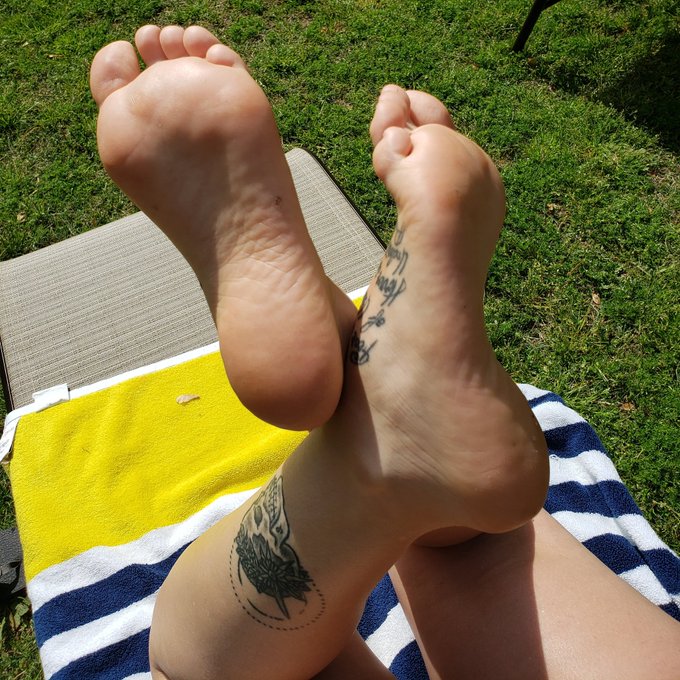 It's supposed to be nice today y'all!! DM me to purchase some pics or videos  ❤👣👑 #feet  #footfetish<a href="/tag/footfetish"class="tags"><span>#footfetish</span></a><a href="/tag/feet"class="tags"><span>#feet</span></a><a href="/tag/feetpicsforsale"class="tags"><span>#feetpicsforsale</span></a>