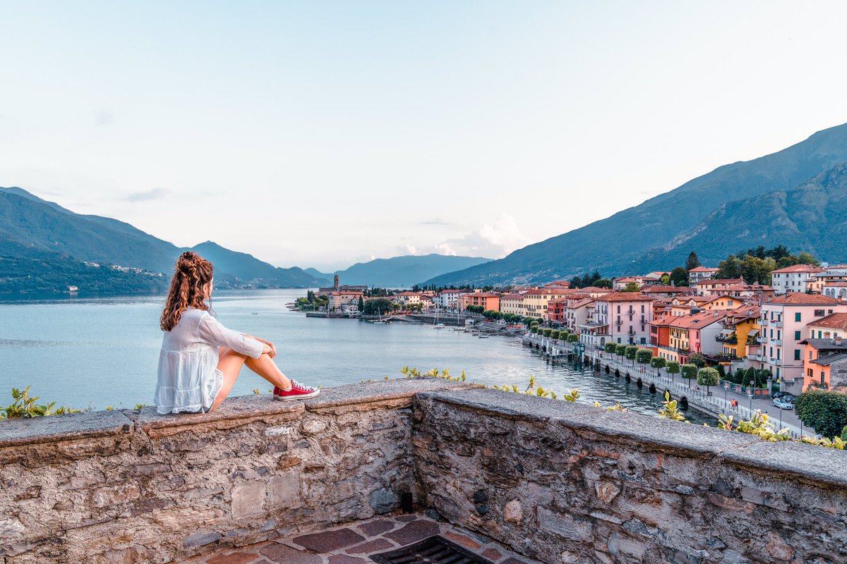 Sul #lagodicomo basta sedersi su un semplice muretto per godersi un romantico #tramonto 😁🇮🇹
•
Tagga qualcuno nei commenti con cui vorresti sederti lì 😋
•
#discoverthelake with #lariusway 👈🏻