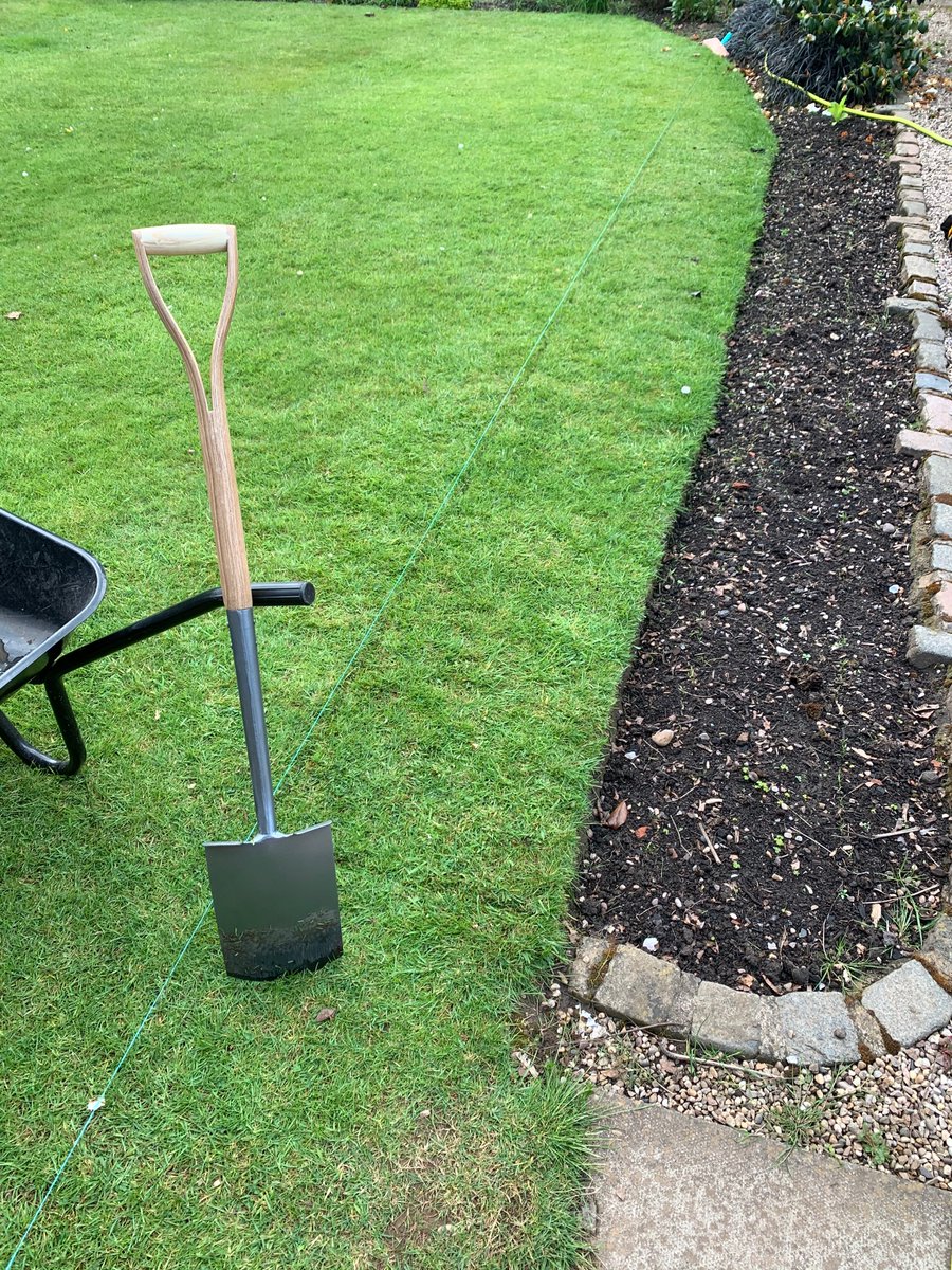 _LONDONSTONEsw's tweet photo. Running out of space in the beds, so an #HourADay today was creating a new one. Great fun and good exercise too. Beetroots and lettuce to follow shortly 😁 https://t.co/CNqfxTl4Wv