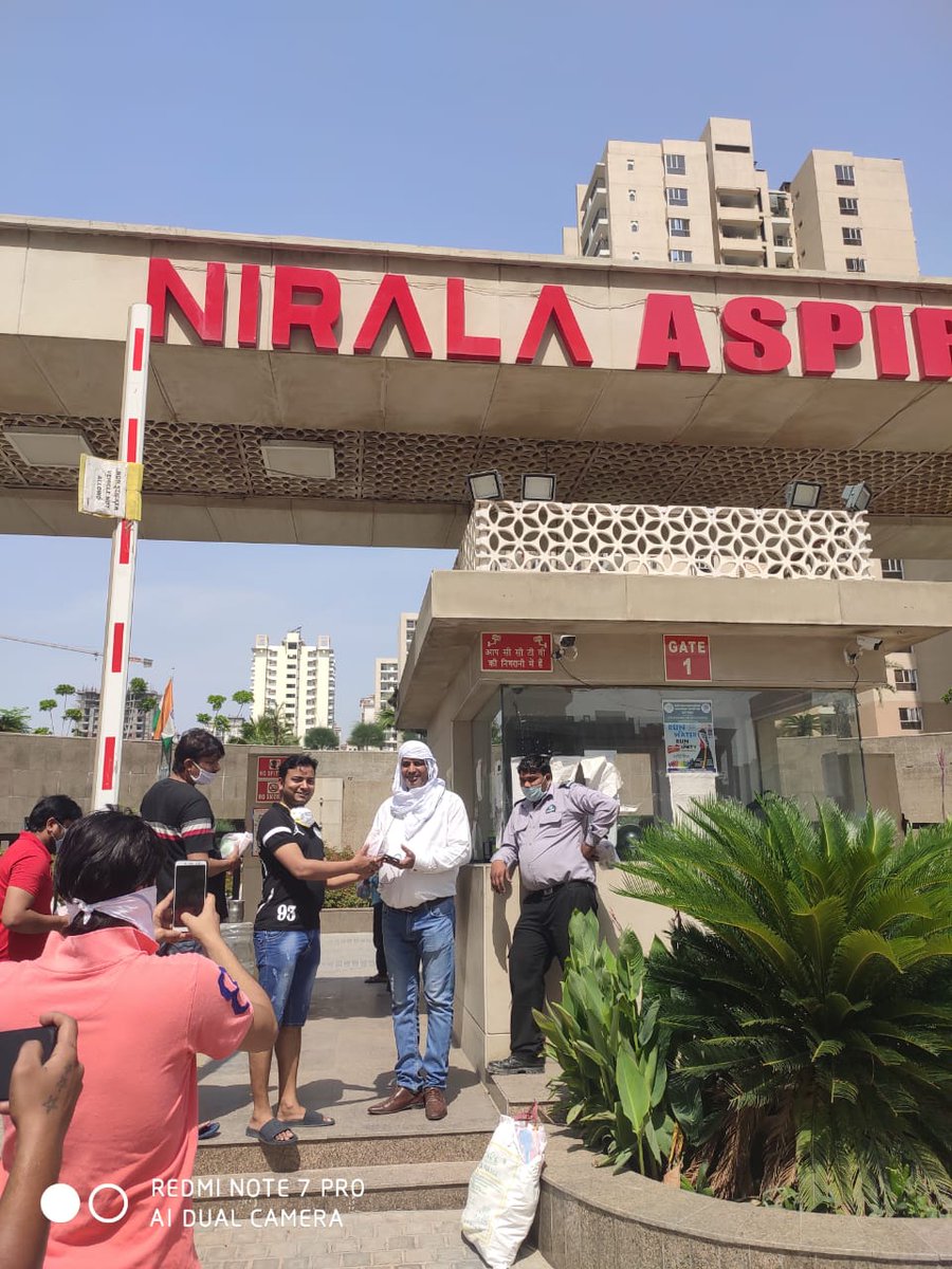 vvandhav's tweet photo. We gave snacks &amp; grocery bag to Guards &amp; other staffs 2 recognise and thank their efforts in lockdown. Salute the warriors who r nt leavin any stone unturned in keeping our premises safe &amp; clean @IndiaNirala @niralaaspireres  @dmgbnagar @anjanaomkashyap @RubikaLiyaquat @rjraunac https://t.co/LVpLLpxoCx