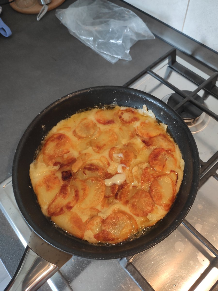 Ena #frika. Tahujš žuri mi hodjo po glau, ko je blo treba še friko upalt predn se je šlo spat. #tmin #metropolo #sir #krompir #tuščenasnazapušče