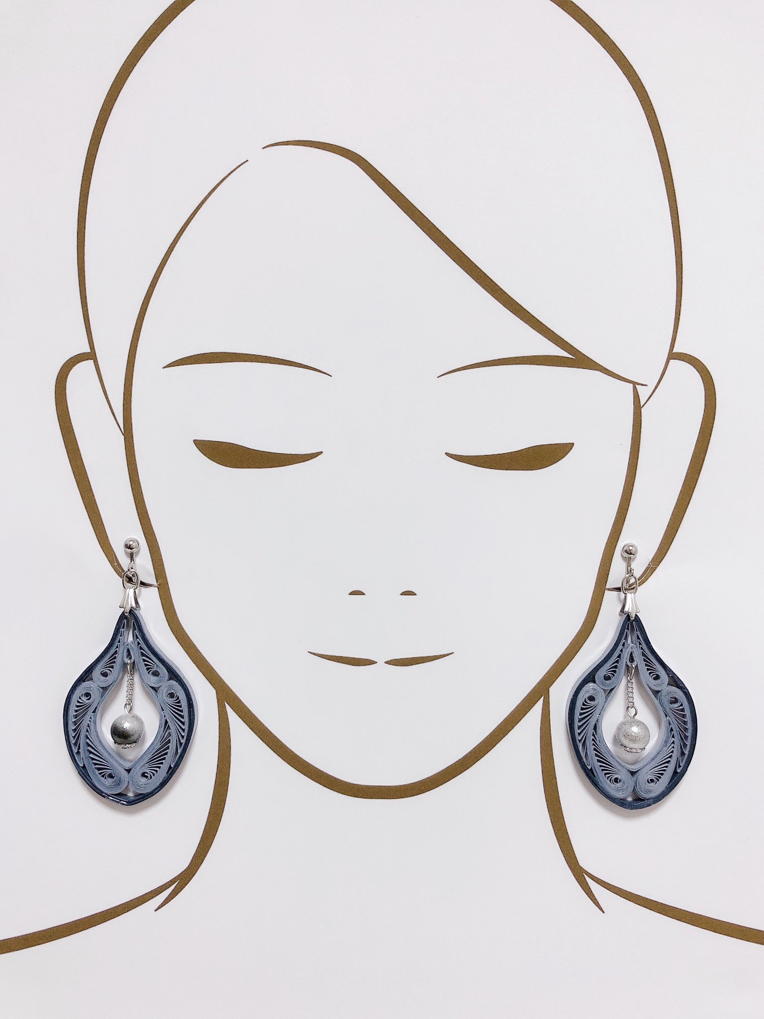 تويتر 風に舞うペーパージュエリー いろtoいろ على تويتر 着画用イラスト良い感じなのでは 自分の身体を基準に原寸大で印刷しました やっぱり両耳着けてるとサイズが分かり易い これならピアスも着画撮れるし T Co T3kdloh3pm