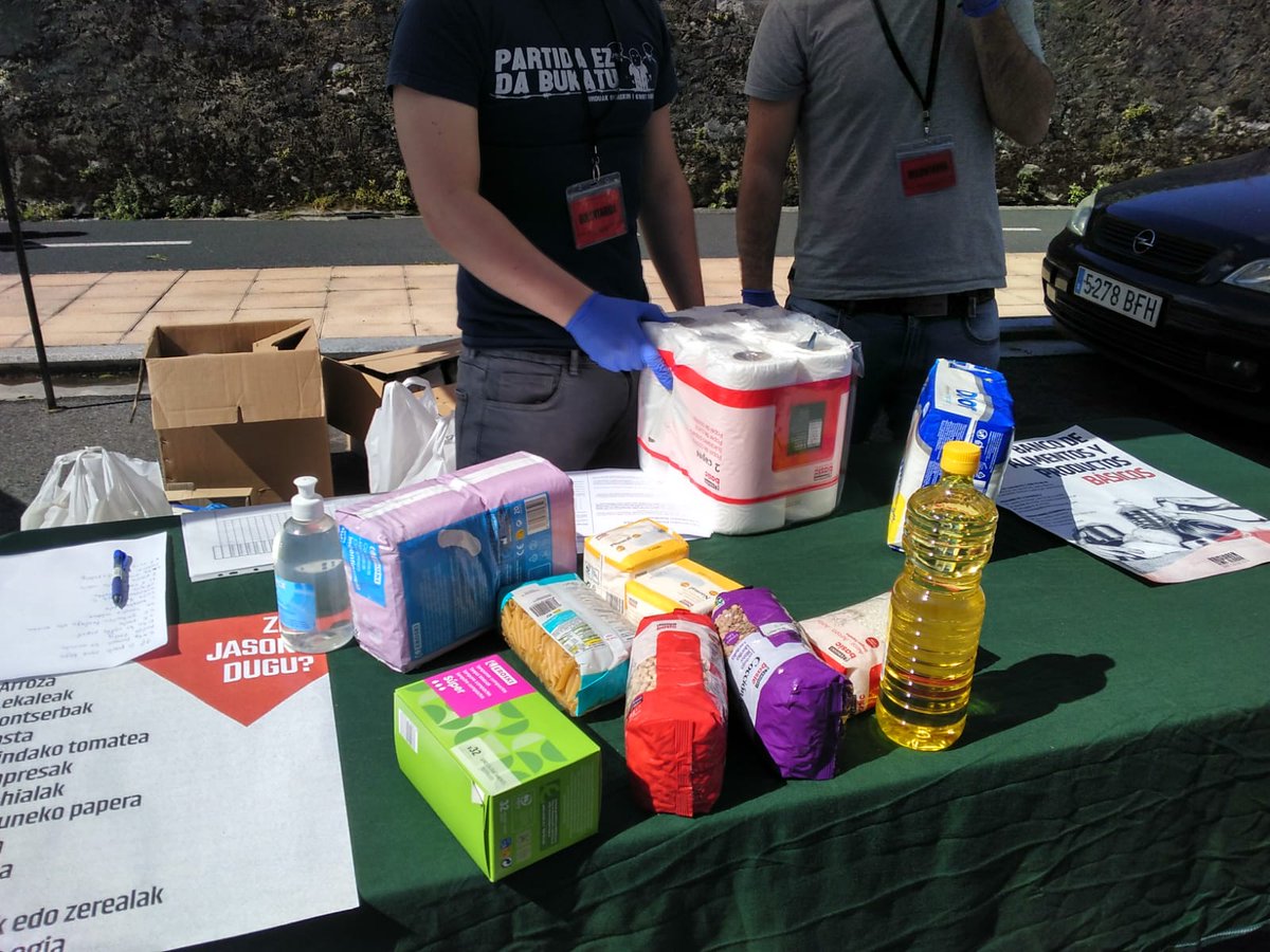 Atzo egin genuen aurreneko produktu banaketa, eta gaur dagoeneko biltegia betetzen ari gara. Goizean produktuak biltzen izan gara Eroski saltokiko atarian, eta jende ugari bertaratu da beren ekarpena egitera. Mila esker proiektuan zuen alea jartzen ari zareten guzti-guztioi!