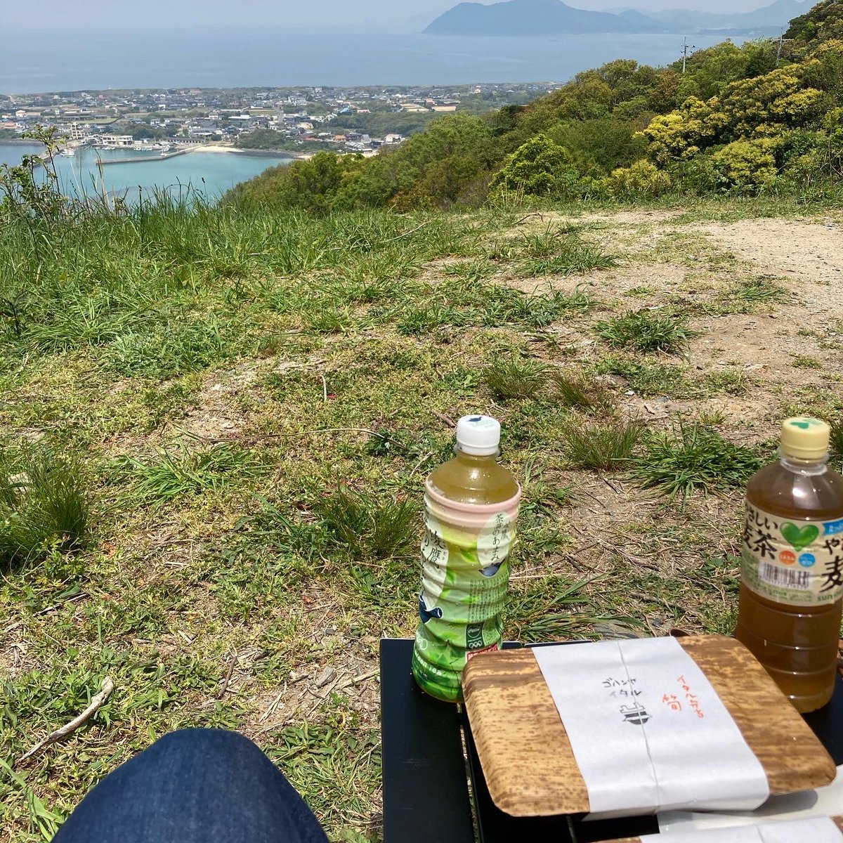 テイクアウト好きです。キャンプ用の椅子とテーブルが大活躍。たけのこ弁当が美味しい。