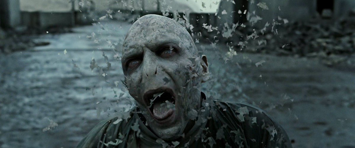 DailyHogxwarts's tweet photo. La fábula de los tres hermanos:

- Uno murió por poder.
- Otro murió por un amor perdido.
- Y el último recibió a la muerte como una vieja amiga.

#HarryPotter ⚡ #BattleOfHogwarts https://t.co/rSx1Lhnp9e