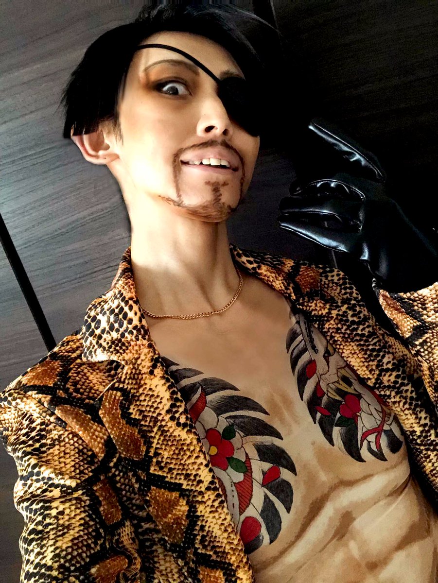 天龍はるか 宅コス 自撮り 龍が如く 真島吾朗 刺青が完成したので 一式着てみました 靴未完成 刺青を描くのもだけど 表情豊か 髭 40過ぎのキャラをコスするのが実は初めてで とても難しかったです 渋く カッコよく 美しく