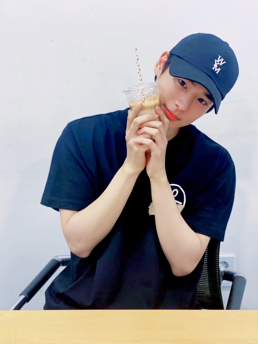 VICTON1109's tweet photo. [#빅톤] #VICTON #병찬 #VLIVE

앨리스가 보고싶은 뵹리스타🥺의
달고나 커피 만들기💕☕
열심열심히 완성🐥한
뿅아리표 달고나라떼🍶🐤 
역시 뿅아리는 참 달고나🥰

💙#뿅아리는_참_달고나🐥☕💕
다시보기💛
▶ https://t.co/GONPr5EmMM

#ByungChan #최병찬 https://t.co/L1YeMy0ne0