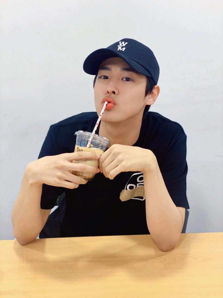 VICTON1109's tweet photo. [#빅톤] #VICTON #병찬 #VLIVE

앨리스가 보고싶은 뵹리스타🥺의
달고나 커피 만들기💕☕
열심열심히 완성🐥한
뿅아리표 달고나라떼🍶🐤 
역시 뿅아리는 참 달고나🥰

💙#뿅아리는_참_달고나🐥☕💕
다시보기💛
▶ https://t.co/GONPr5EmMM

#ByungChan #최병찬 https://t.co/L1YeMy0ne0
