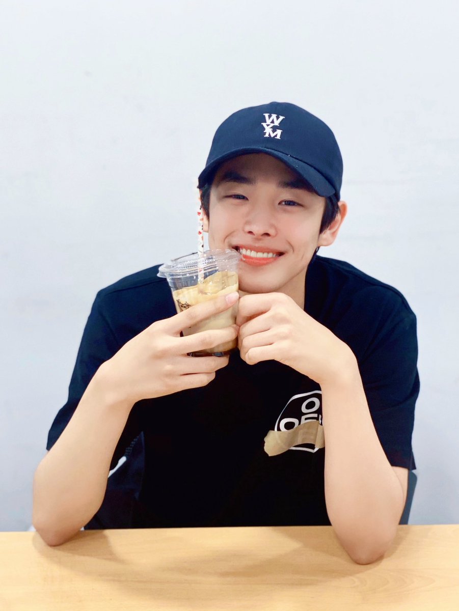 VICTON1109's tweet photo. [#빅톤] #VICTON #병찬 #VLIVE

앨리스가 보고싶은 뵹리스타🥺의
달고나 커피 만들기💕☕
열심열심히 완성🐥한
뿅아리표 달고나라떼🍶🐤 
역시 뿅아리는 참 달고나🥰

💙#뿅아리는_참_달고나🐥☕💕
다시보기💛
▶ https://t.co/GONPr5EmMM

#ByungChan #최병찬 https://t.co/L1YeMy0ne0