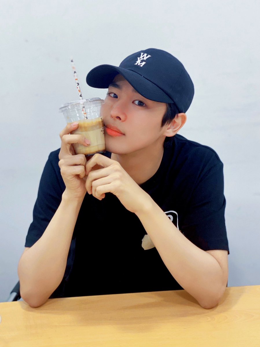 VICTON1109's tweet photo. [#빅톤] #VICTON #병찬 #VLIVE

앨리스가 보고싶은 뵹리스타🥺의
달고나 커피 만들기💕☕
열심열심히 완성🐥한
뿅아리표 달고나라떼🍶🐤 
역시 뿅아리는 참 달고나🥰

💙#뿅아리는_참_달고나🐥☕💕
다시보기💛
▶ https://t.co/GONPr5EmMM

#ByungChan #최병찬 https://t.co/L1YeMy0ne0