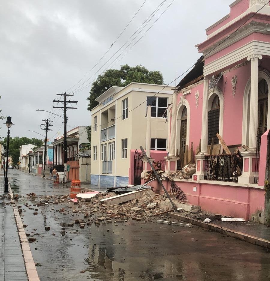 1sololatir's tweet photo. Continúan reportando daños en el sur. Una estructura afectada en el casco urbano de Ponce (📸: inc_puerto) https://t.co/V5QJyYTSMp
