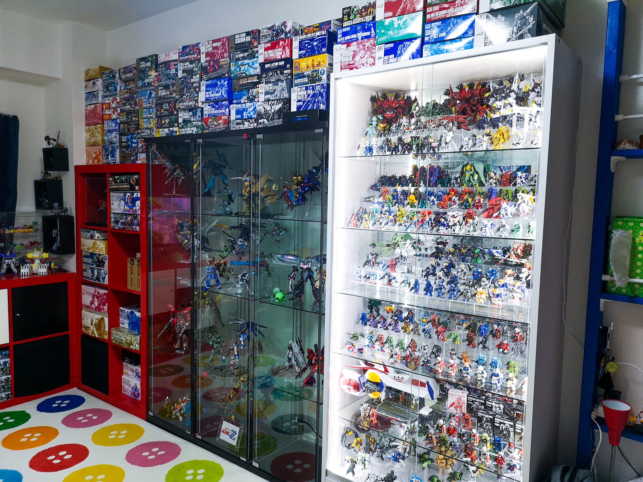 タカハシ Youtubeチャンネル タカラボ かねてから少しずつ調整していた趣味部屋がやっと形になりました こだわりは大容量の展示スペース 幅広な作業台 積みプラをキレイに保管できるスペースです 予算配分などもあって 構築に時間がかかりまし