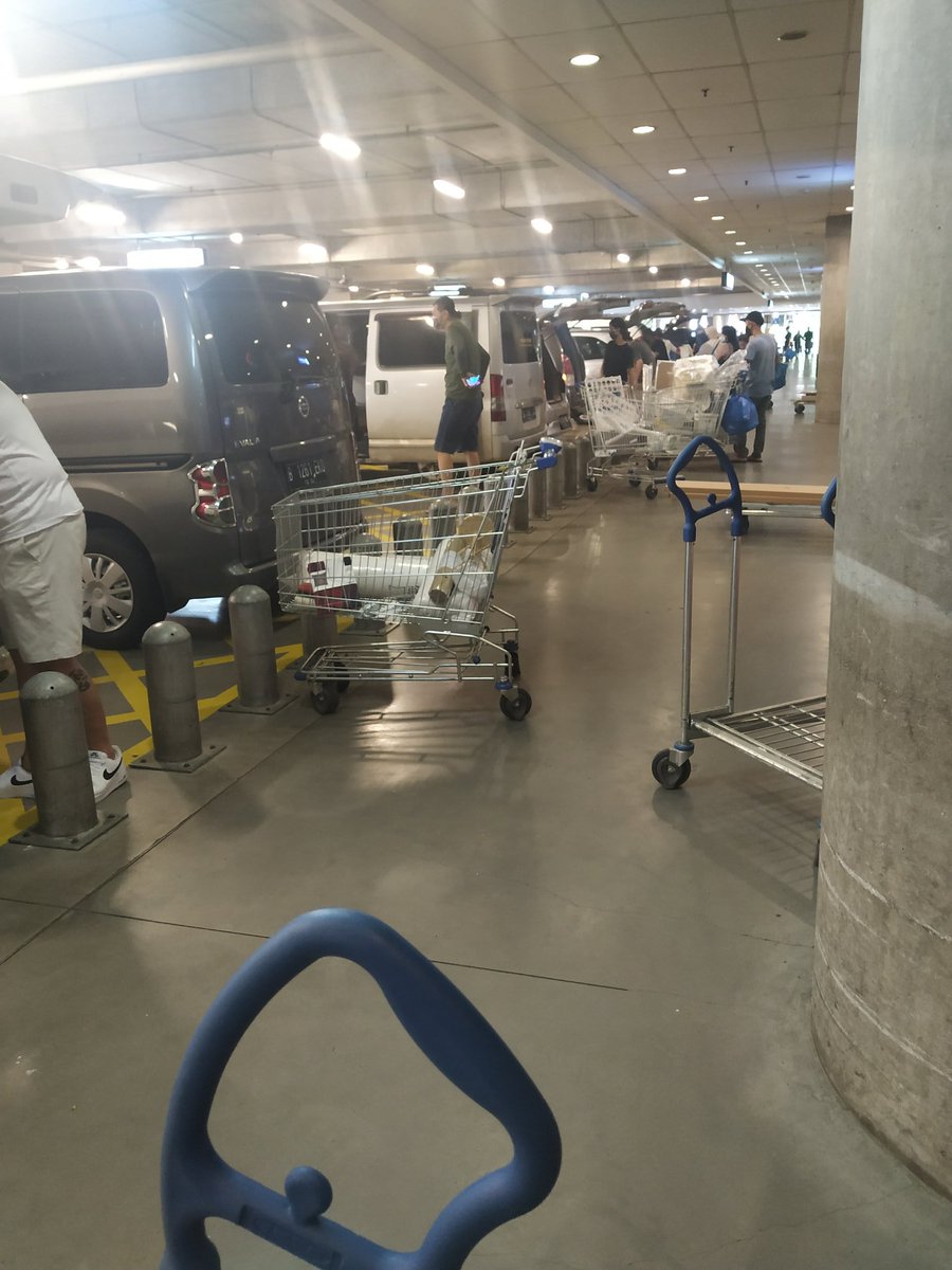TrinityTraveler's tweet photo. Ikea tadi siang ruamenya pol! Masuknya aja antri dari luar. Parkiran penuh. Either butuh utk mempercantik rumah krn WFH, ternyata jd pilihan keluarga jalan2 krn mal tutup. Iya, banyak anak kecil pula! https://t.co/lPzPppkdqK
