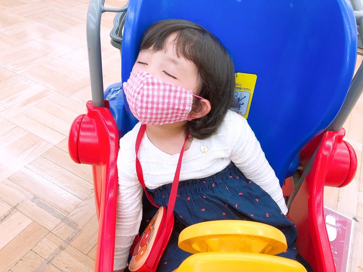 s_6_snow's tweet photo. 子どものマスク可愛いよね〜😋

最初は『パパといっしょ〜』て着けてくれるけど、やっぱりそれも時間の問題で すぐ外したがる。
そうなると買い物すら行けなくなってしまうのが難しい問題😩

公園にもなかなか連れて行けない今
大人も子どもも我慢我慢の時期ダネ← https://t.co/xIRjtwFBPq… https://t.co/XQ1dZQcq6n