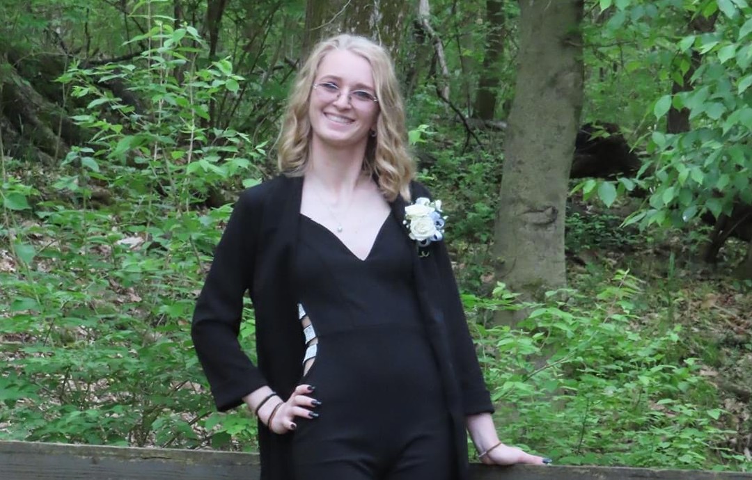 MIteacher78's tweet photo. Its a tough time to be a senior. I want to have a little party to celebrate graduation, and her 18th bday. If you would like to send a card or anything from her list it would help make her day extra special. DM for address. #seniors2020 #noprom #noceremony https://t.co/KjtiU2tK0o https://t.co/0g62SerLkT