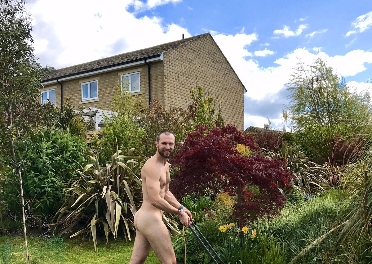 dammers1981's tweet photo. Nothing to see here, just cutting the grass on #worldnakedgardeningday #WorldNakedGardeningDay2020 

Rt if you like my effort 🤪 https://t.co/T3Y8HMgFLU