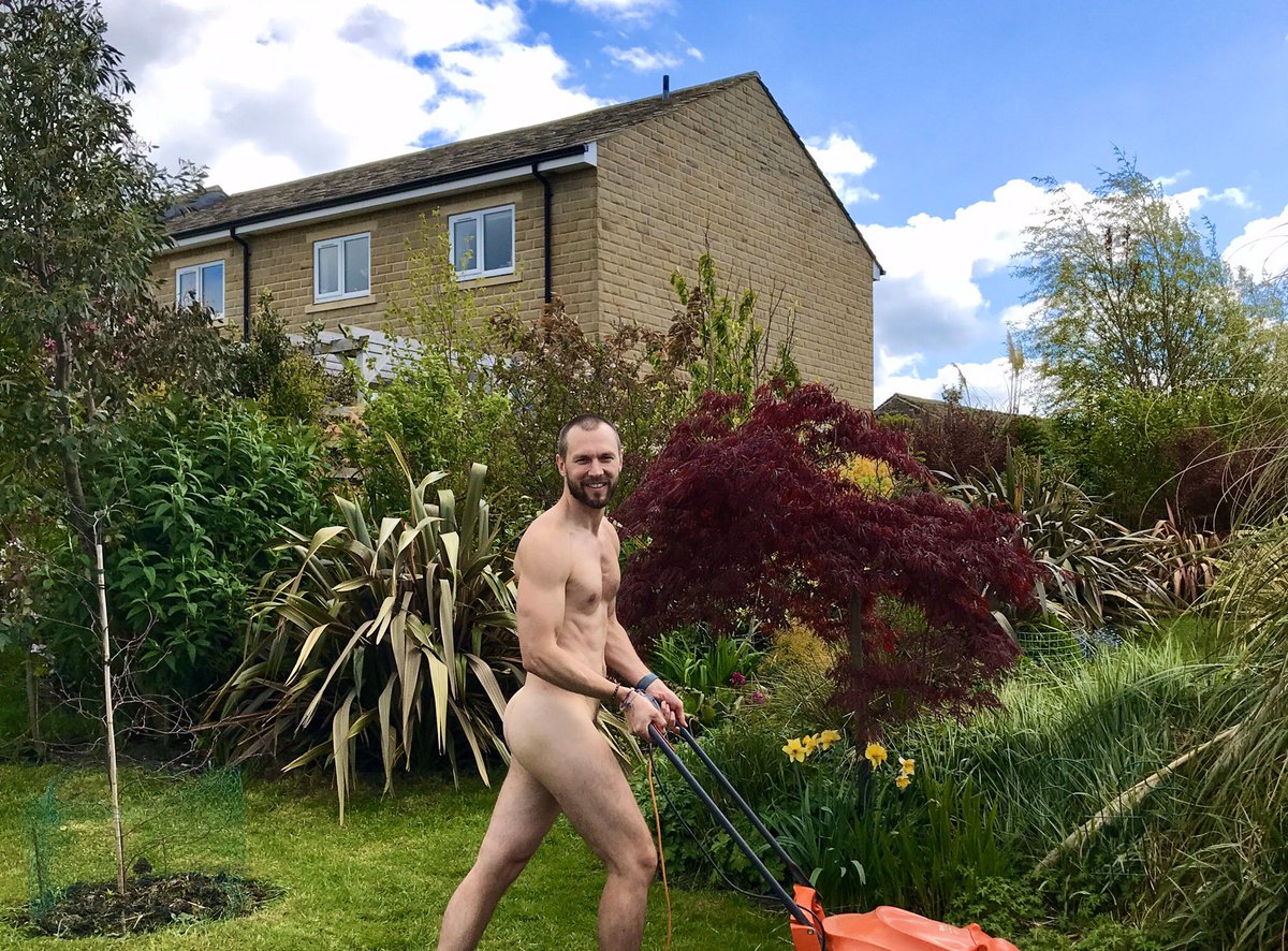 dammers1981's tweet photo. Nothing to see here, just cutting the grass on #worldnakedgardeningday #WorldNakedGardeningDay2020 

Rt if you like my effort 🤪 https://t.co/T3Y8HMgFLU