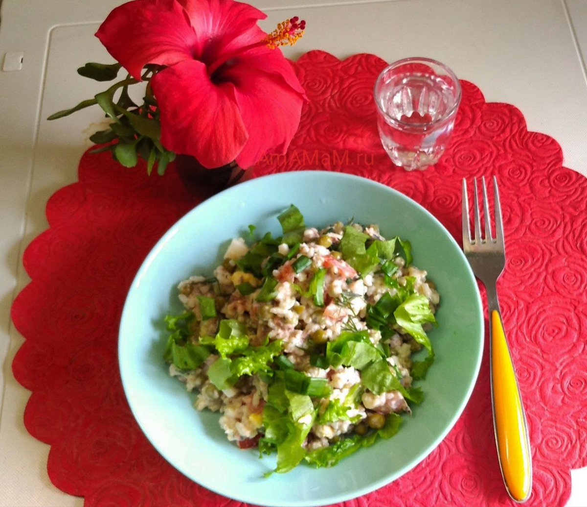 Вкусный салат из консервированной рыбы с горошком, рисом и помидорами. #Рецепт amamam.ru/salat-iz-rybny… #вкусно