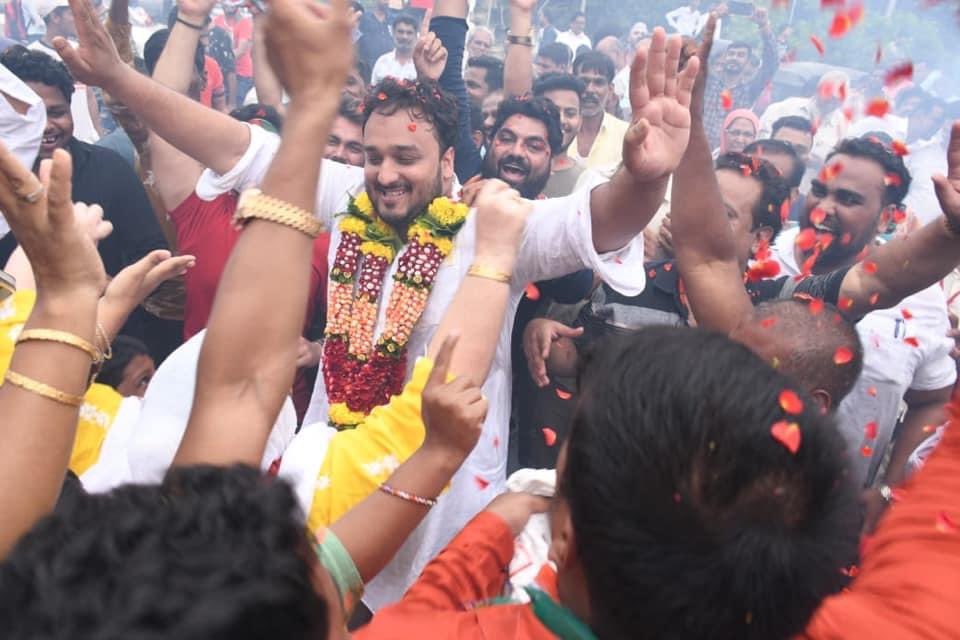 zeeshanBabaS's tweet photo. Career timeline :)
#MeAt19-Won my 1st youth congress @IYC elections,winning my district!
#MeAt24-Won the @IYC state elections,becoming the 1st GS of @mumbai_pyc
#MeAt27-Won the Bandra East assembly in the 2019 Vidhan Sabha elections becoming the youngest MLA of Maharashtra! https://t.co/BeWwds0IFd