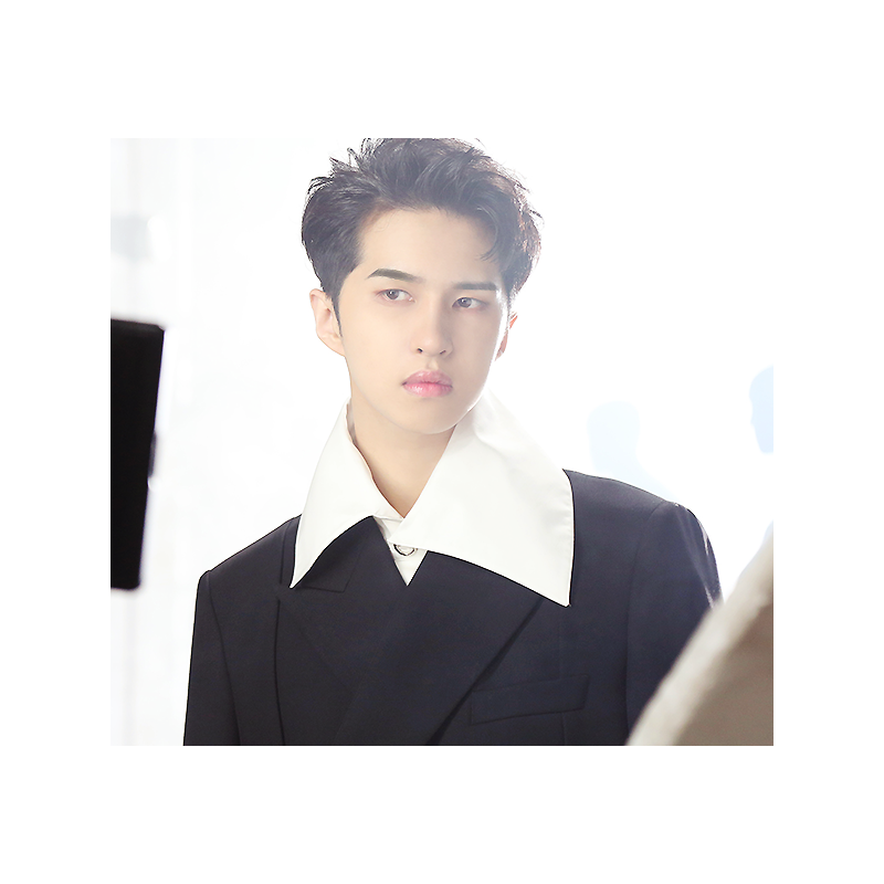 official_EDMUND's tweet photo. 𝐒𝐔𝐍𝐌𝐎𝐎𝐋 𝐋𝐀𝐔𝐍𝐂𝐇 𝐏𝐀𝐑𝐓𝐘 ☀️💧 #SNMLLAUNCH
⠀⠀Our lovely brand ambassador sports a sleek black coat at the event with large uneven white collars 🥰 what do you think of his look? https://t.co/2nBdlxz0Gg