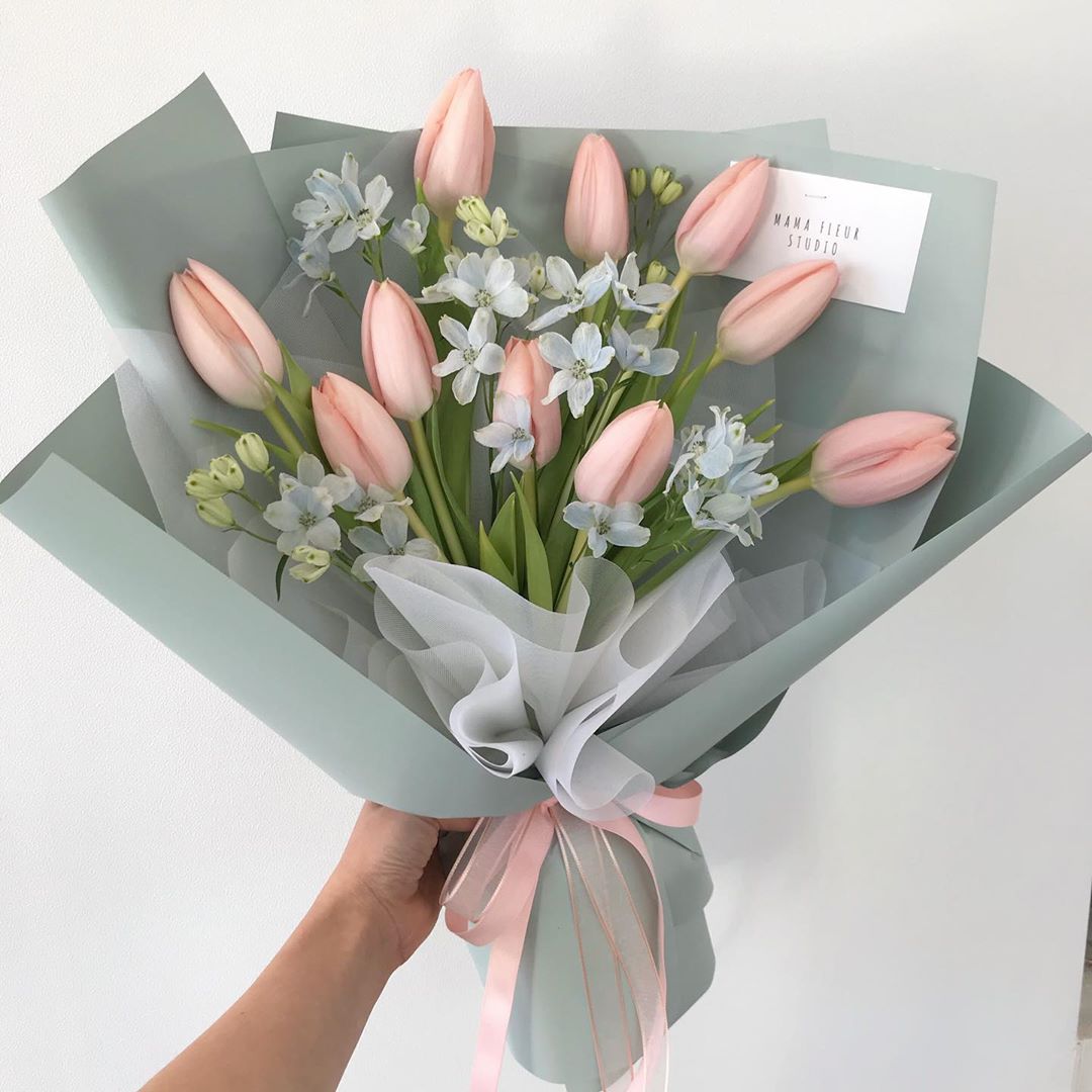 asolegrey's tweet photo. concept: someone thinking of you and buy you flowers ♡ https://t.co/V5fnBGQ0Mw