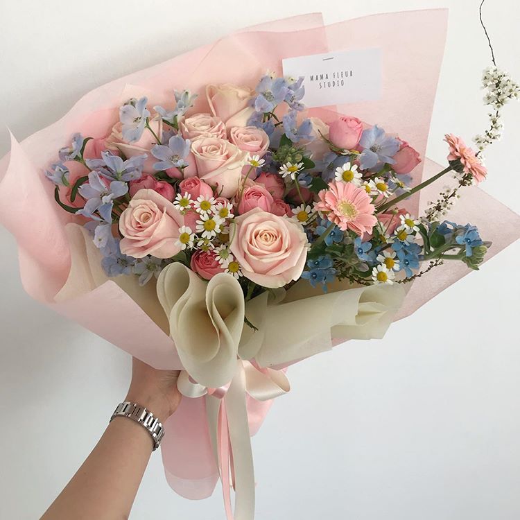 asolegrey's tweet photo. concept: someone thinking of you and buy you flowers ♡ https://t.co/V5fnBGQ0Mw