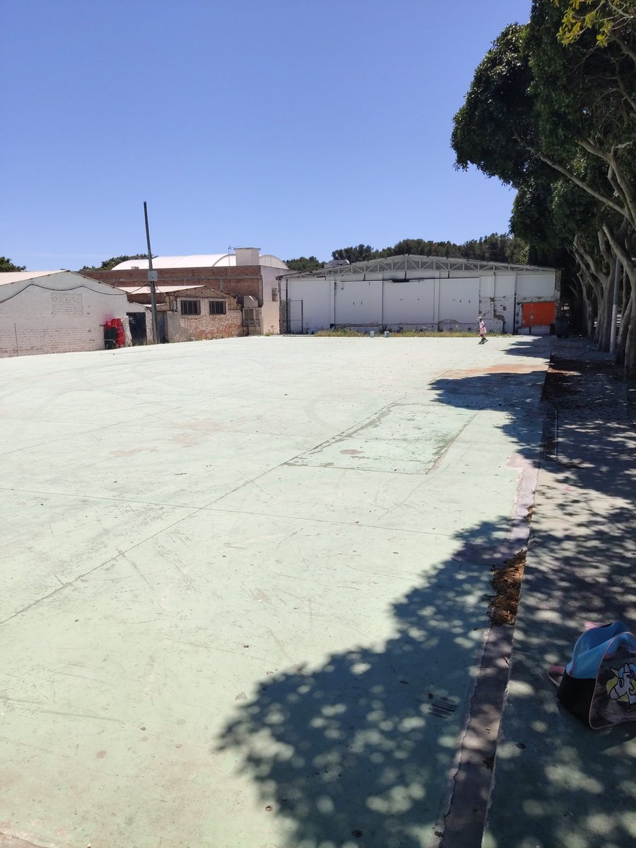 RafaTorresG's tweet photo. Esta caseta que echaron abajo en el recinto ferial sería una maravillosa pista de patinaje debido al suelo tan liso que tiene... No gozamos por aquí de ninguna otra al aire libre y específica para ello... Aceptáis sugerencias? @Torremolinos_On @PSOETorremolino https://t.co/ROS41Y4VSr