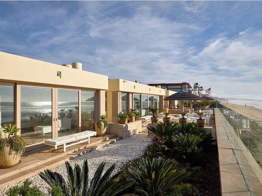 OverseasLuxProp's tweet photo. Bill and Melinda Gates just bought a $43 million beachfront home near San Diego, California. Courtesy: The Guiltinan Group
#BillGates #BillGateshouse #beachhouse
#overseasluxuryproperty #californialuxuryproperty https://t.co/3J2WgFWDQ1