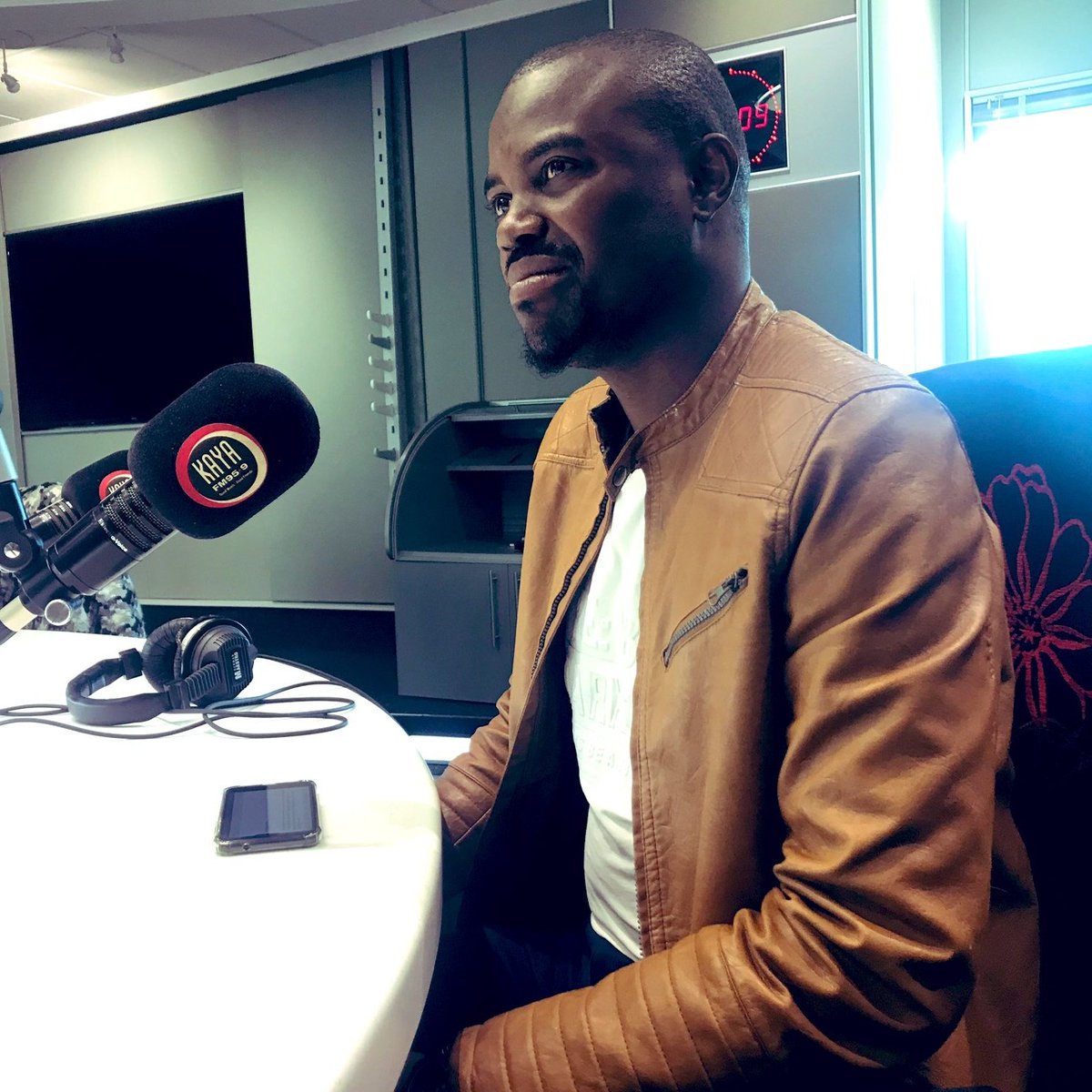 southafricandly's tweet image. Twitter is known for HELPING PEOPLE

Plz help me reach 100K followers so I can release my 2nd book. That's the agreement I have with the publisher. I'm on 92.7K now
plz FOLLOW &amp;amp; RETWEET.

 #LockdownHouseParty 
#SingleAndMingle
#Mamazala
#MadagascarCure
DJ Mandy
Gareth Cliff
Menzi