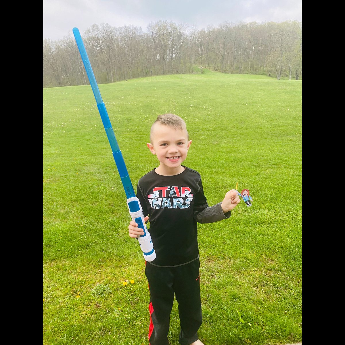 BSanders3421's tweet photo. ⭐️MAY THE FORCE BE WITH YOU⭐️ Kash and #FlatSanders had a light saber battle ⚔️— Don’t worry, we haven’t turned to the dark side!😉 We ended our Jedi trading with a sweet cookie reward 🍪. Thanks for the out of this world adventure! @JoeWalkerES #Mc3GConnected #flatteacherproject https://t.co/GaT99nyX1J
