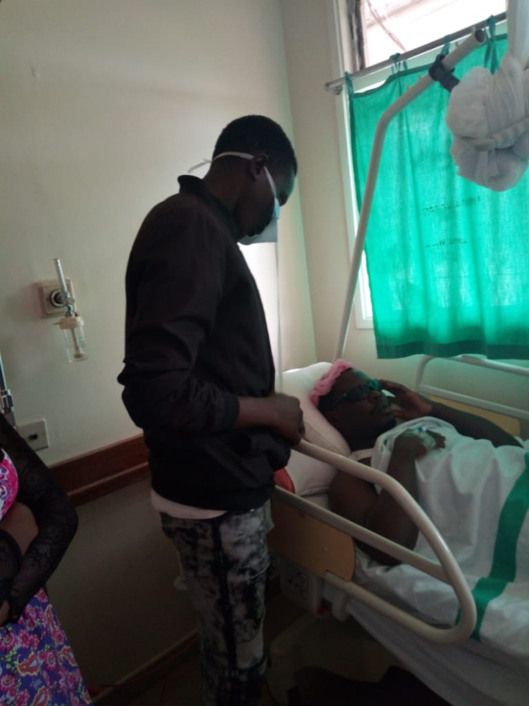 DiehardsBobi's tweet photo. As well wishers are checking on their beloved 1 #HonZAAKE, Some of #BOBIDIEHARDS Family/Members yesterday and today took a visit and check the condition of their beloved one.
#Quickrecovery.
#honZAAKEFRANCIS. https://t.co/ZSNVt24Qji