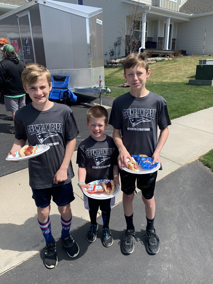 keenannick99's tweet photo. #FrontYardCookout https://t.co/dAp7F3Xp93