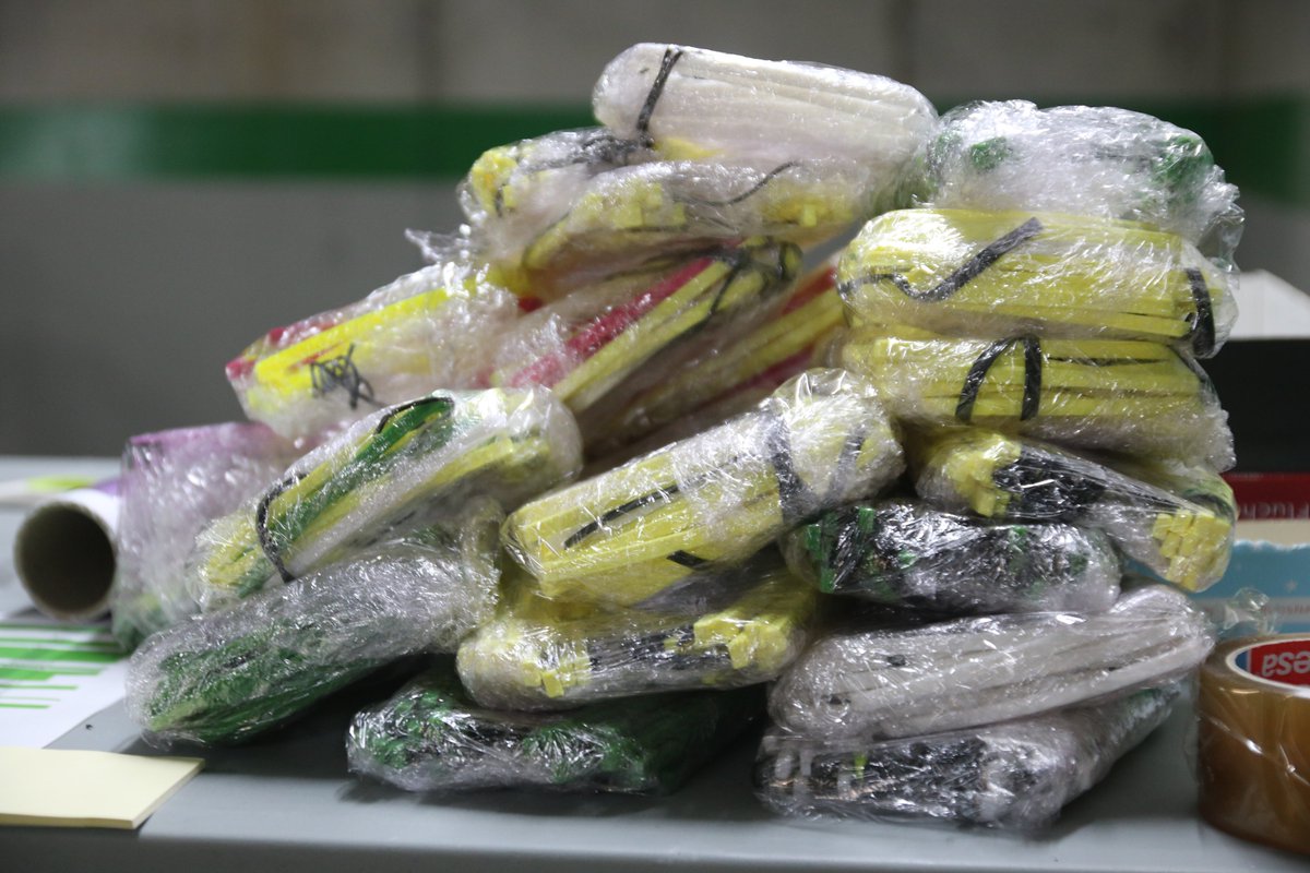 RBetisFundacion's tweet photo. 😷🥼📝

✅ 15014 máscaras de protección 
✅ 370 salvaorejas
✅ 761 mascarillas 
✅ 580 batas
✅ 280 gorros

Desde el 7 de abril, todo este material se ha repartido desde nuestro centro logístico 🏟️ ¡Estamos muy orgullosos! 💚🤗

#BetisEnCasa #EsteVirusLoParamosUnidos https://t.co/1zri8uebTu