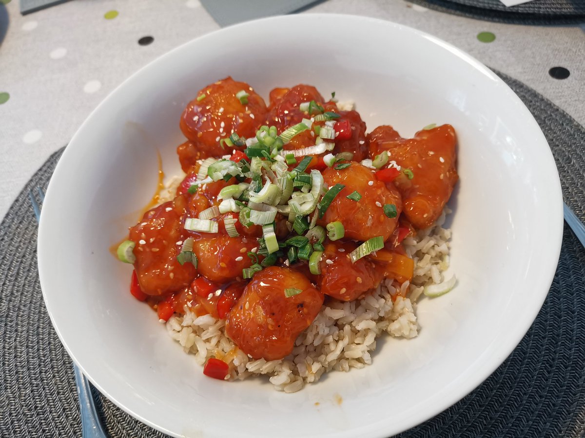 MRJJ82's tweet image. Every Saturday it's been like a takeaway at our house...dishing up meals for the mother in law (and delivering). Over the weeks it's been Lasagne, butter chicken curry,  enchiladas, fruit crumble allsorts...this week's it's sweet n sour chicken Cantonese style. #AlwaysHomeMade