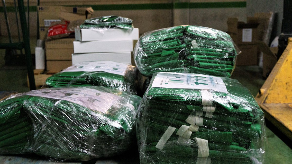 RBetisFundacion's tweet photo. 😷🥼📝

✅ 15014 máscaras de protección 
✅ 370 salvaorejas
✅ 761 mascarillas 
✅ 580 batas
✅ 280 gorros

Desde el 7 de abril, todo este material se ha repartido desde nuestro centro logístico 🏟️ ¡Estamos muy orgullosos! 💚🤗

#BetisEnCasa #EsteVirusLoParamosUnidos https://t.co/1zri8uebTu