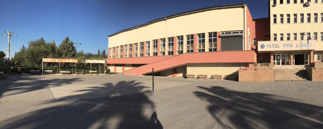 75. Yıl Fen Lisesi
Mersin-tarsus arası hat üzerinde yer alan okul.Okulda her sene okulun taşınacağı söylentisi olur. ayrıca önünden tren yolu ve otoyol geçmektedir.Bahçesinde kaplumbağa çiftleşmesi olayına çok rastlanır.Okulun simge isimleri Mehmet Hacıoğlu ve Cüneyt Canatan'dır.