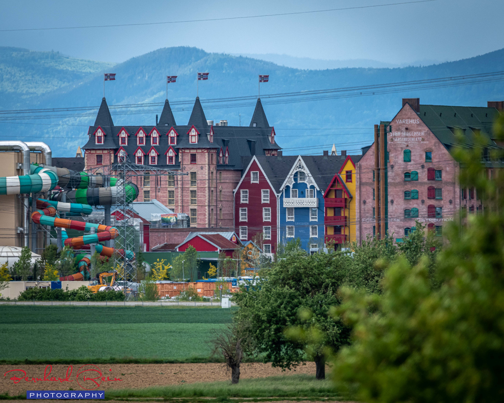 bernhardrein's tweet image. Hier verdichtet das #Teleobjektiv die #Perspektive noch stärker. Man glaubt fast, dass die #vogesen direkt hinter Rulantica sind. 😉

#bernhard_rein #rust_heimat #rulantica #YOUropapark #europapark #nikon #nikond850 #skandinavianstyle #hotelkrønasår #krønasår #hotelkronasar