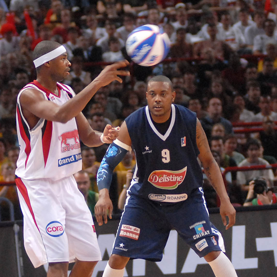 ChoraleRoanne's tweet photo. C'est Laurent Cazalon qui inscrit son nom au palmarès de la grande consultation #AllStars2KChorale comme ailier #JFL 👏
Montée de #ProB, doublé #SemainedesAs #ProA, #Euroleague et #EDFBasket ça pose un homme 💪🏾
Entrera-t-il dans le Cinq majeur face à Aaron Harper ?
#ChoraleNation https://t.co/iGhGWRP70G