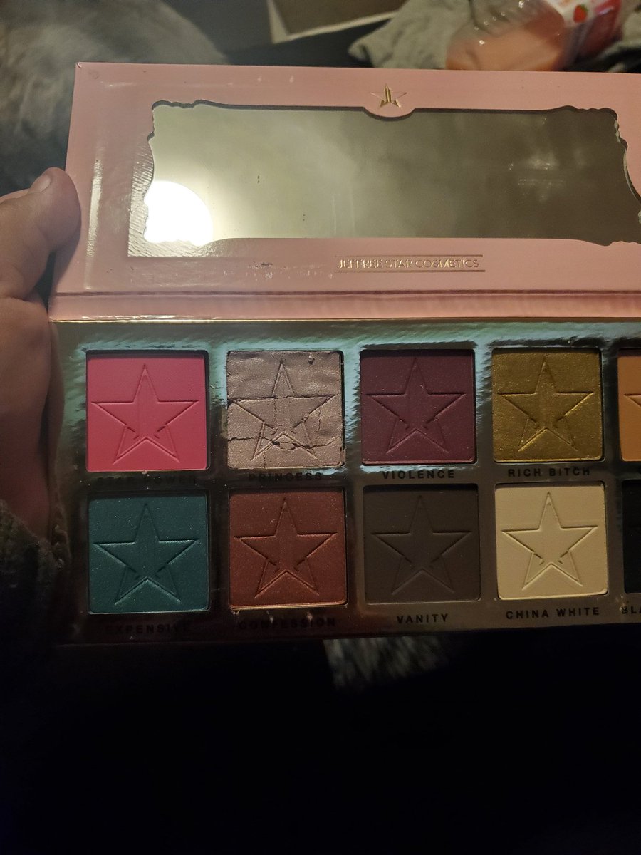 Cynthia96D's tweet photo. @JeffreeStar 
Why is @MorpheBrushes so bad with your shipping? I've seen countless people have broken palettes come in and now I'm one 😭
Its mostly upsetting that this is now discontinued on morphe and it comes broken like this? Is there anything you can do about this issue? https://t.co/dQMVMqqq7T