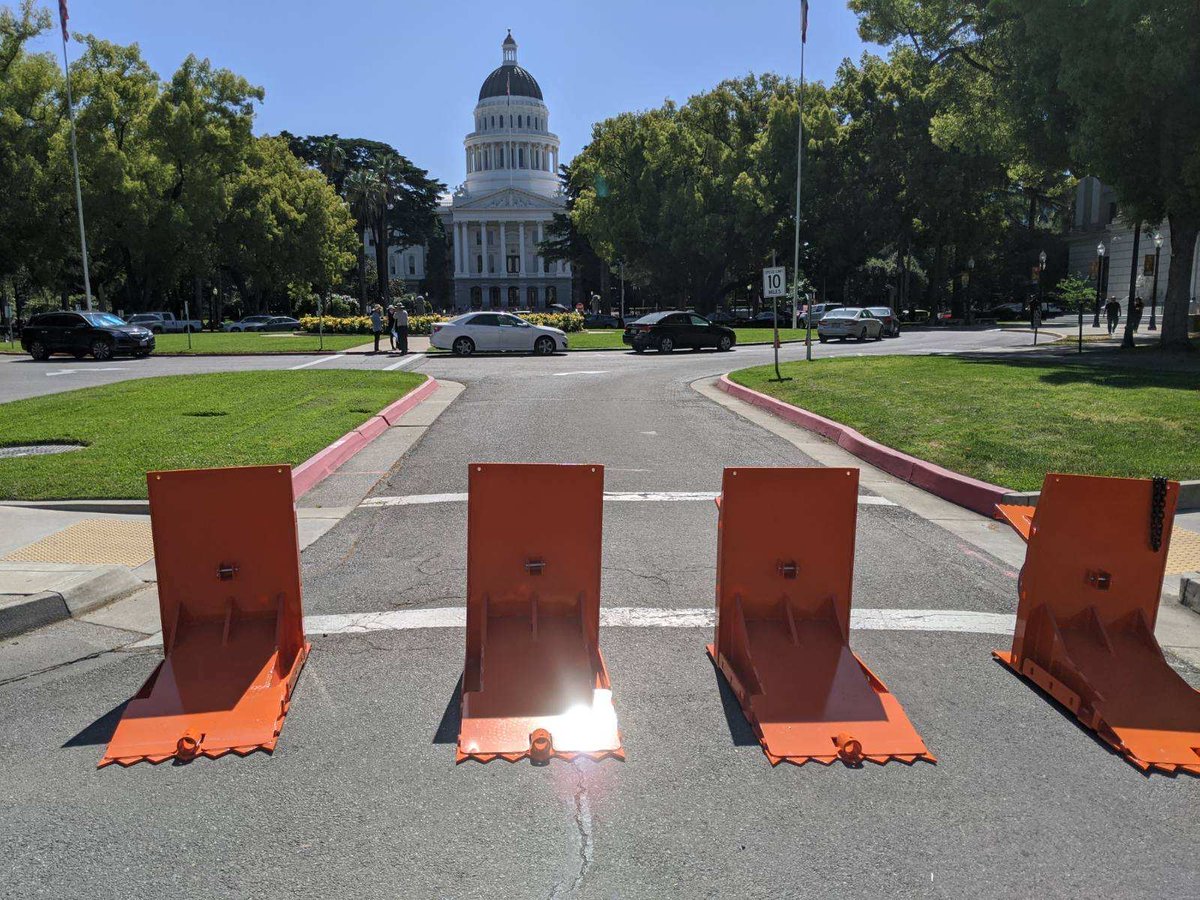 meridianbarrier's tweet photo. MERIDIAN® barriers in place to help ensure a safe perimeter around the California State Capitol. #vehiclebarriers #mobilesolution #safetyfirst #crowdprotection @TheCityofSac @SacPolice https://t.co/lMZYN251Cl