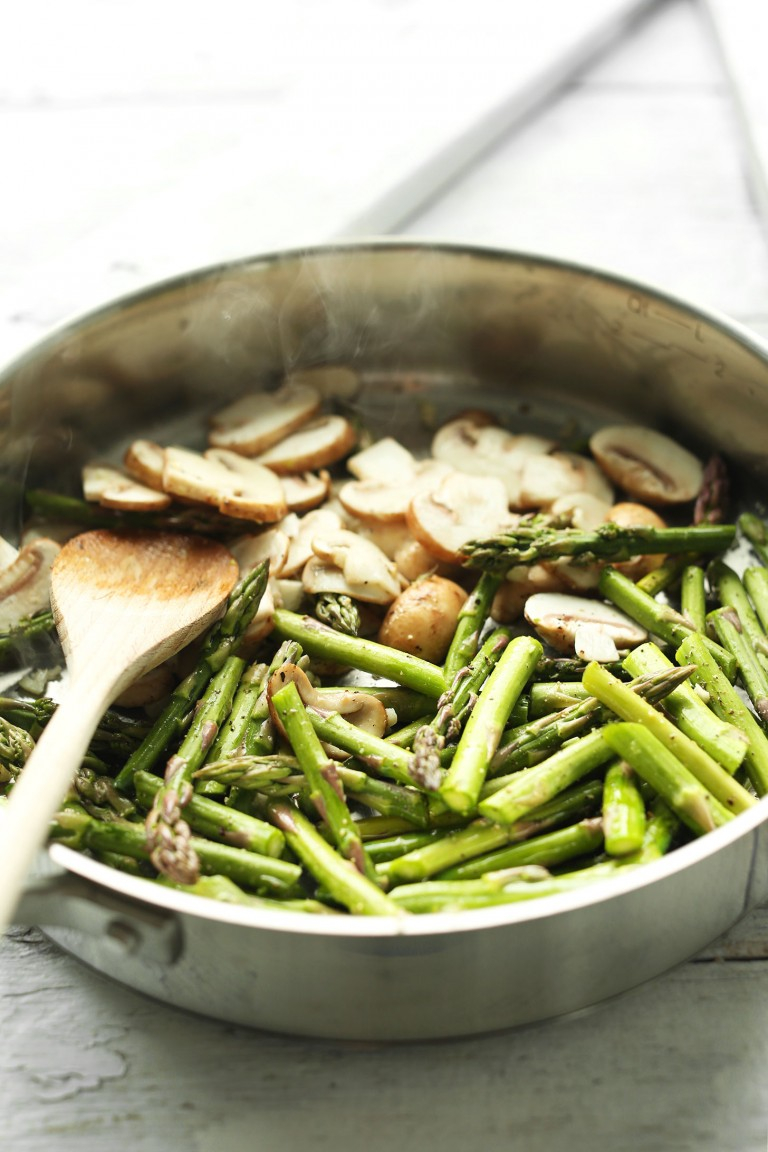 minimalistbaker's tweet photo. It's asparagus season!💚 Celebrate with a big bowl of Creamy Mushroom Asparagus Pasta!🎉🍝 We can't get enough of the seriously CHEESY sauce, which gets its richness from vegan cream cheese🙌 Dig in, friends!  #plantbased #glutenfree #seasonaleating

https://t.co/aYvgHsMoa1 https://t.co/HH1qDOTxQr