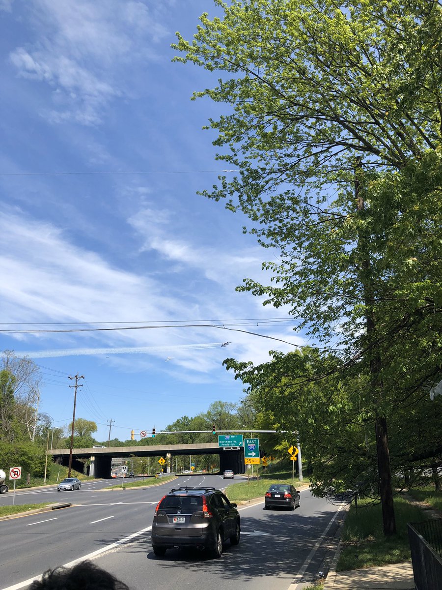 MikeMurilloWTOP's tweet photo. Cool shot of the @BlueAngels @AFThunderbirds! (H/t Rachel Schreiber @TeamAllergy ) @WTOP https://t.co/sFDfZ8mxpE