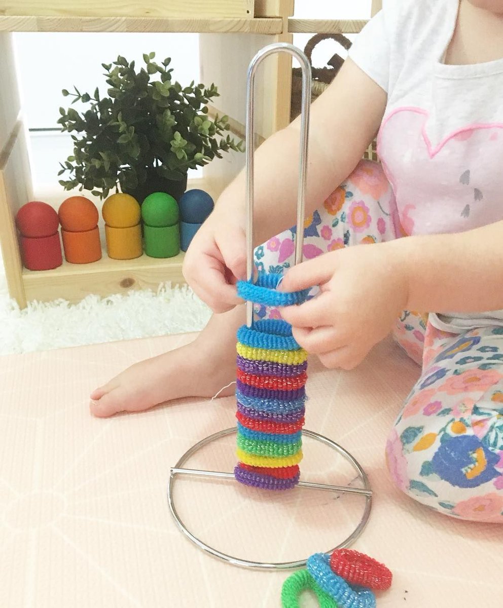 93Pe_lucia's tweet photo. Para esta actividad solo necesitamos el soporte del rollo de papel de la cocina y unas gomitas de  pelo de color, consiste en ir haciendo una serie de colores ya establecida en una plantilla. #DCSUVA #EstrategiasCCSS https://t.co/AUQJreEm9s